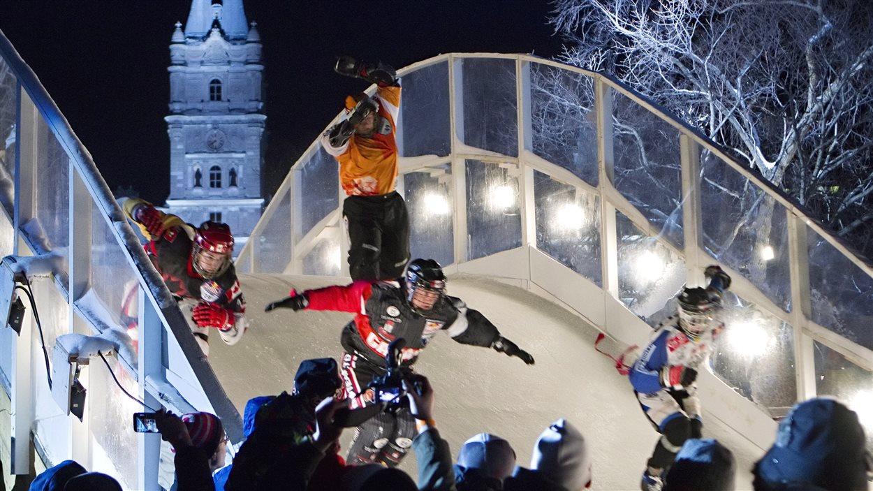 La finale du Red Bull Crashed Ice, une compétition de patinage extrême, s’est tenue samedi soir pour une 9e année consécutive à Québec.