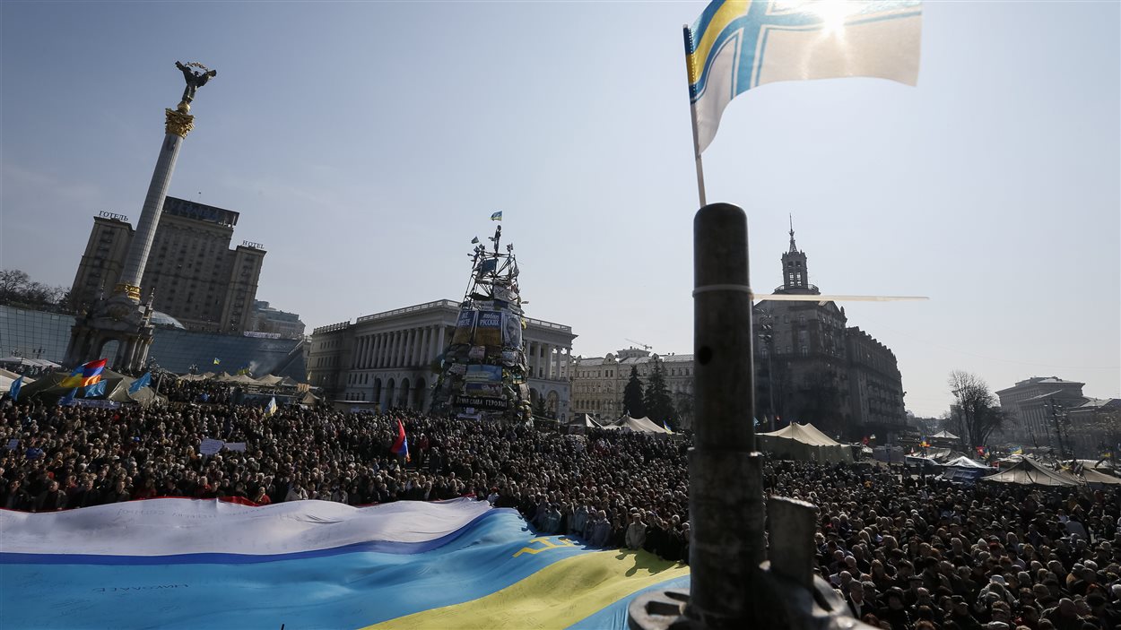 Des milliers d'Ukrainiens manifestent contre une intervention de la Russie, à Kiev, le 23 mars 2014.