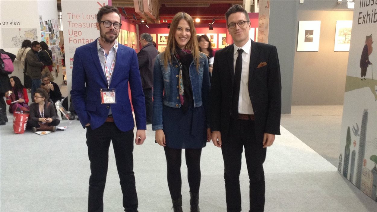 L'illustrateur Pascal Blanchet, l'auteure India Desjardins et l'éditeur Frédéric Gauthier à la Foire du livre jeunesse de Bologne, en Italie, en mars 2014.