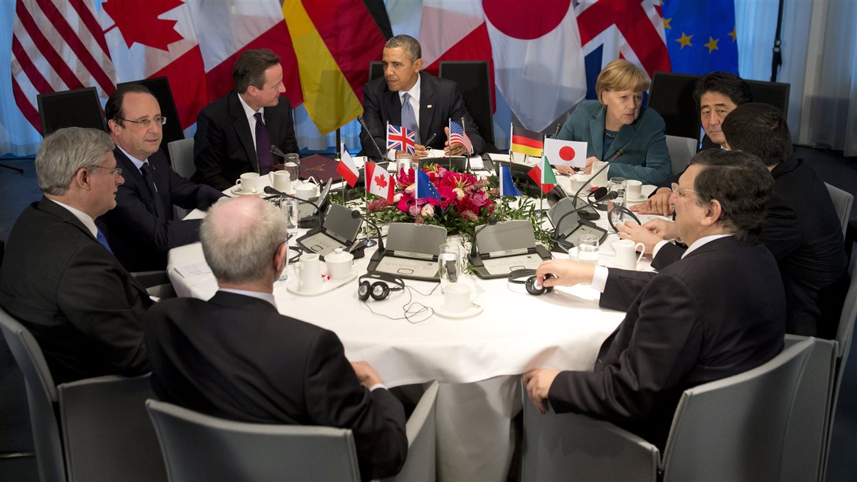 Les chefs d'État et de gouvernement des pays membres du G7 sont réunis à la résidence officielle du premier ministre des Pays-Bas. Le président de la Commission européenne, Jose Manuel Barroso, est aussi présent.