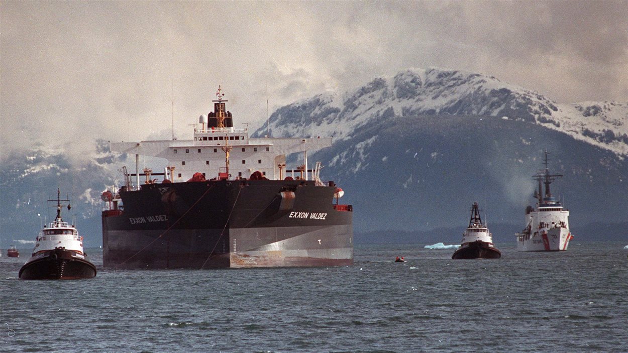 Remorquage du pétrolier Exxon Valdez, deux mois après le déversement de près de 11 milions de gallons de pétrole au large de l’Alaska.