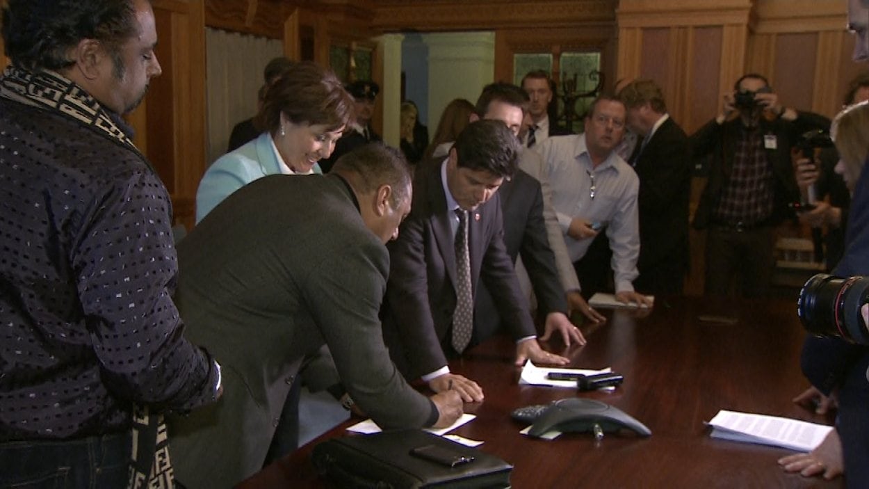 La première ministre Christy Clark et les représentants des camionneurs syndiqués d'Unifor signent une entente de principe mardi en fin d'après-midi.