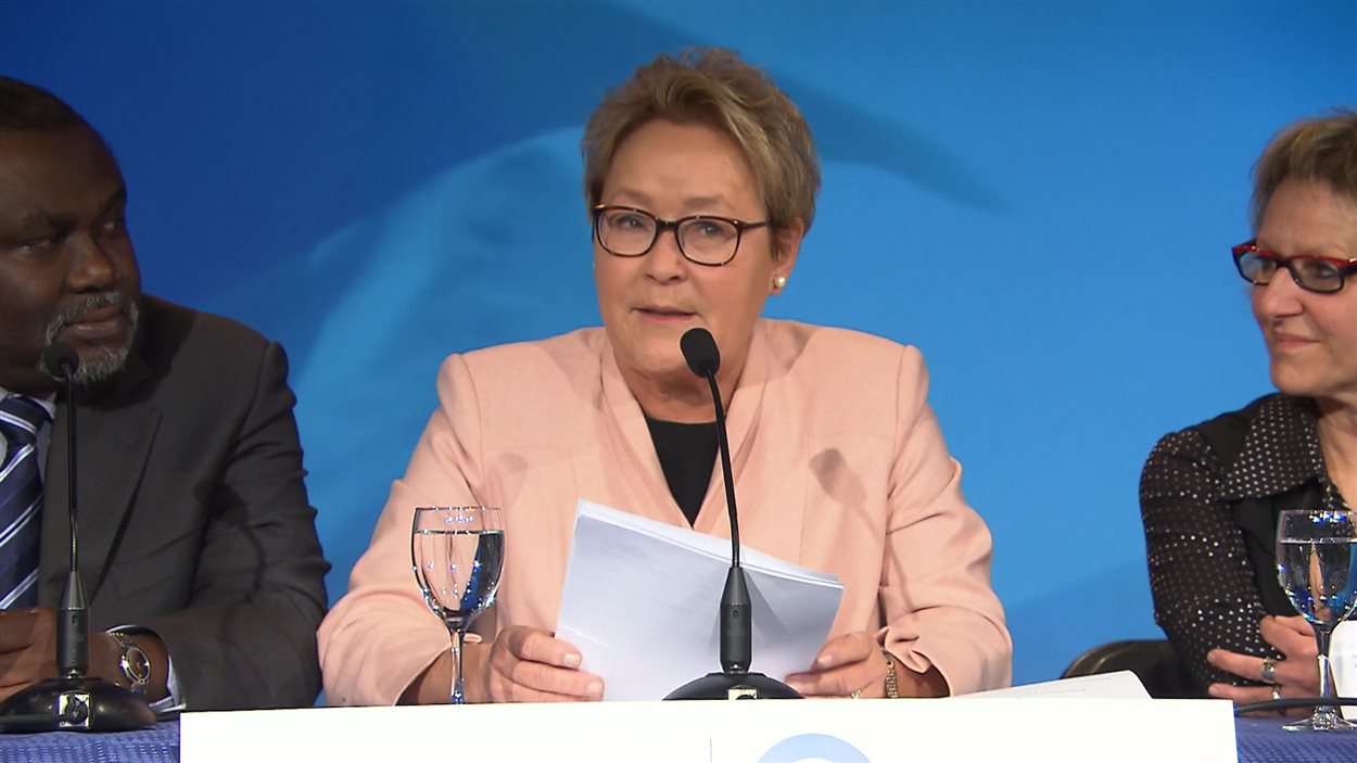 Pauline Marois, entourée de Maka Kotto et de Lorraine Pintal, à Montréal