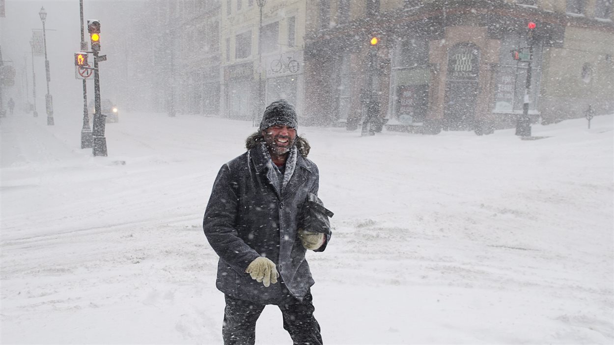 Un piéton dans les rues désertes du centre-ville d'Halifax où sévit la tempête.
