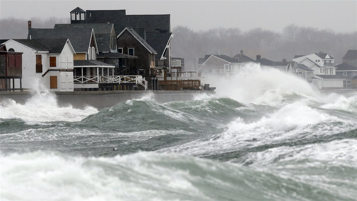 Des vents de 100 km/h déchaînent les flots sur les côtes du Massachusetts.