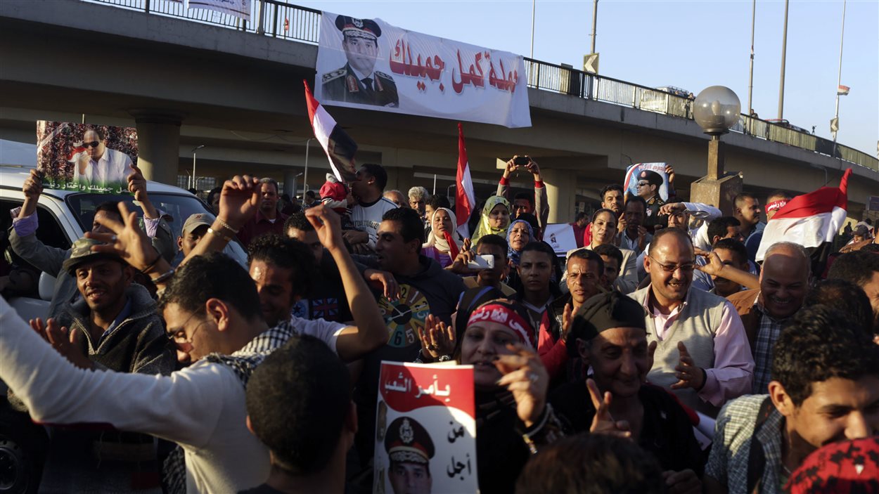 Des partisans du maréchal Al-Sissi sont également sortis pour apporter leur soutien à la candidature de l'ancien patron de l'armée pour la présidentielle.