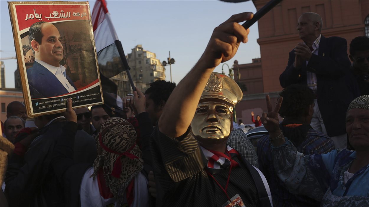Des partisans d’Abdel Fattah Al-Sissi dans la rue au Caire