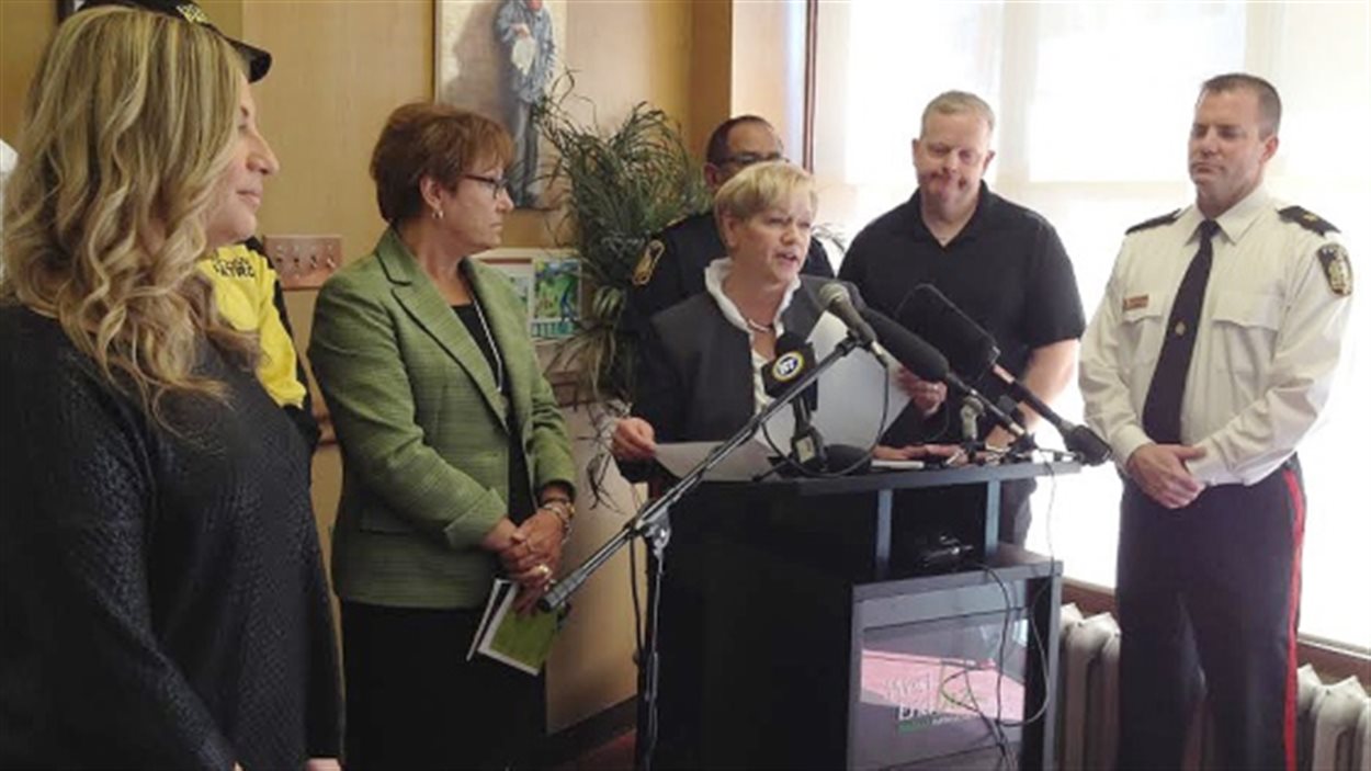 Gloria Cardwell-Hoepner, de West End BIZ, a présenté le guide de prévention de la fraude, en compagnie de la police de Winnipeg.