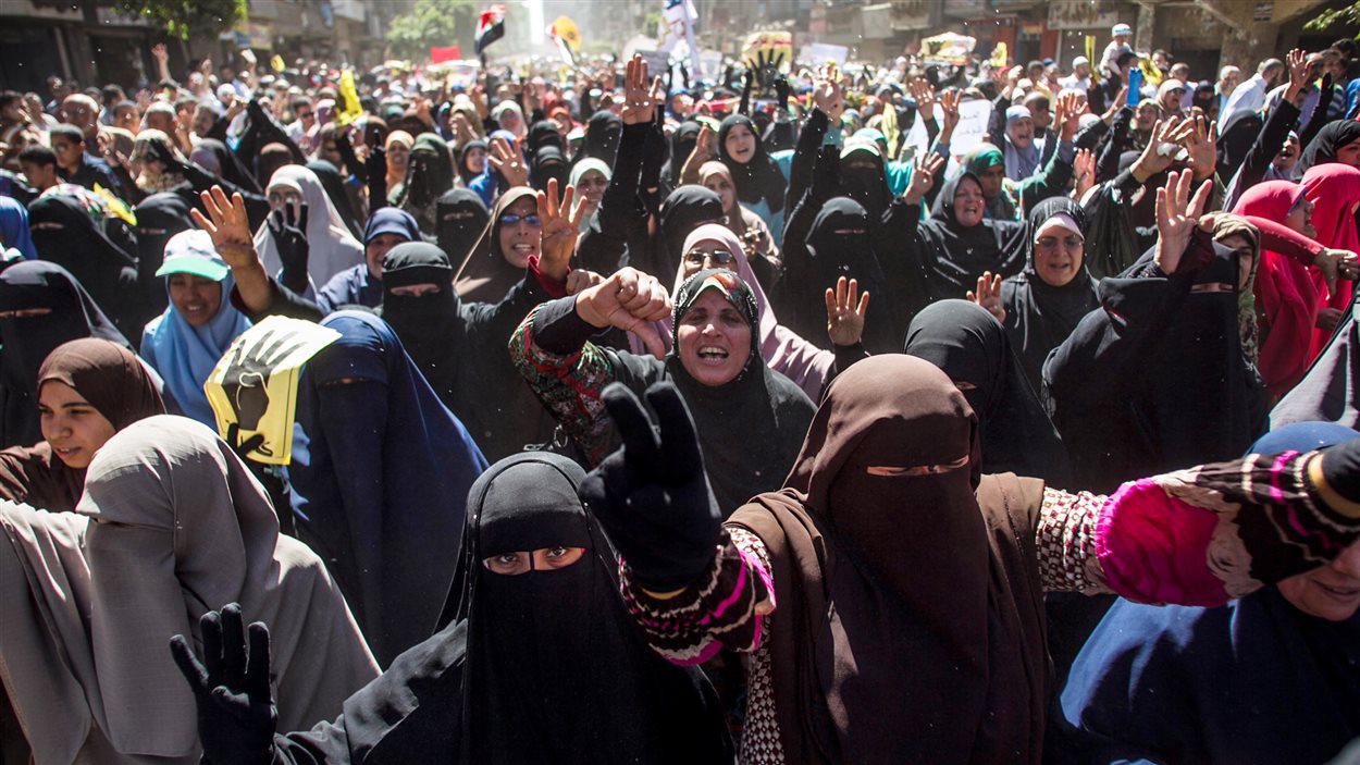 Des manifestantes pro-Morsi défilent dans la capitale égyptienne.