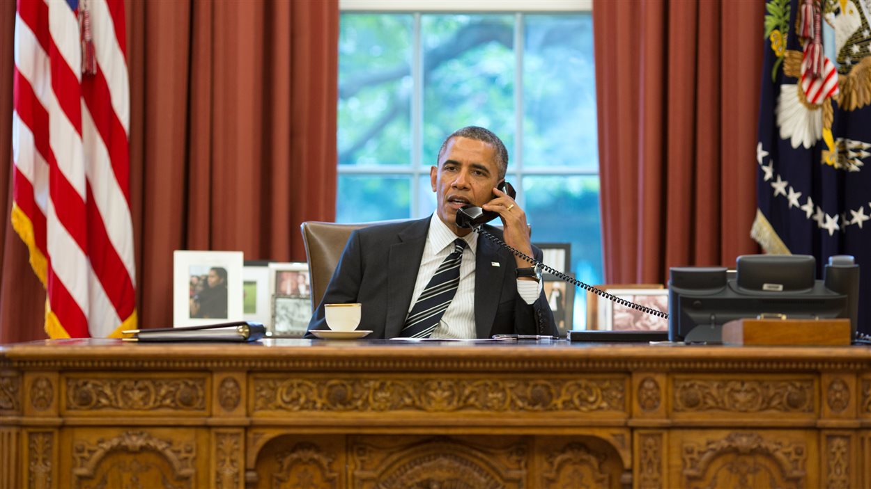 Barack Obama au téléphone dans le bureau ovale de la Maison-Blanche