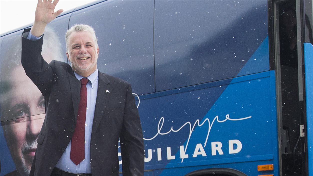 Philippe Couillard et son autobus de campagne