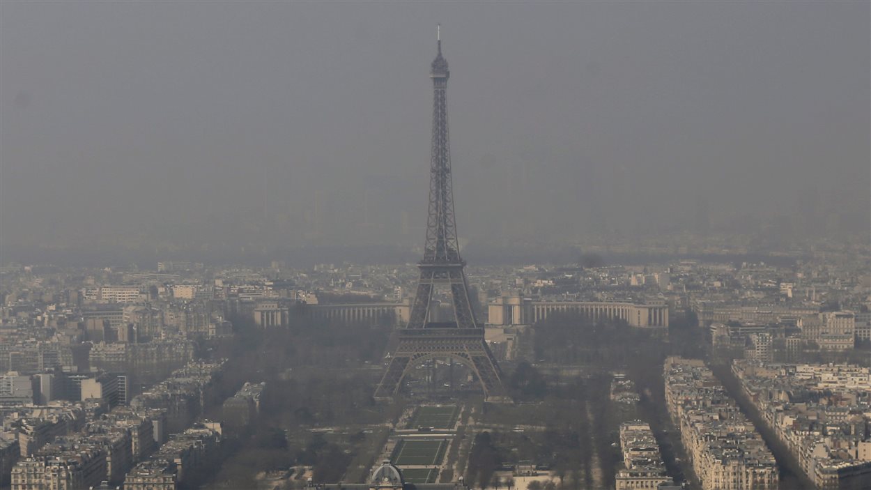 La Tour Eiffel Souffle Ses 125 Bougies Radio Canada Ca