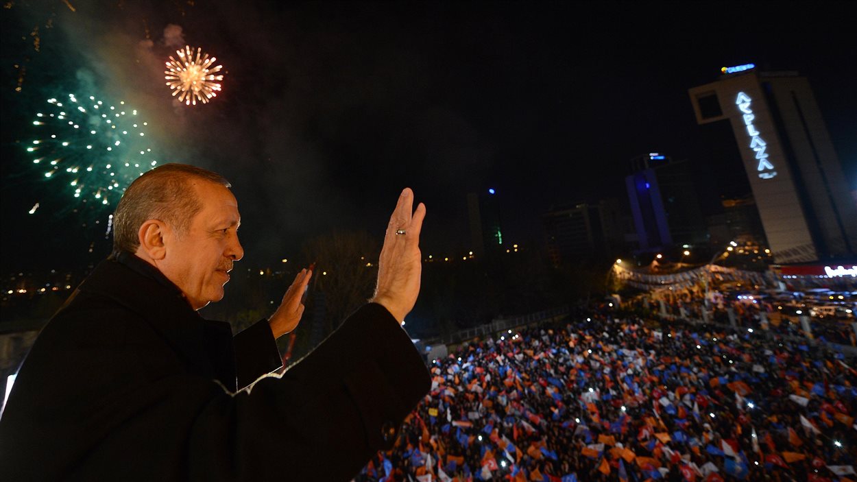 Le premier ministre turc Erdogan fête la victoire de son parti aux élections municipales.