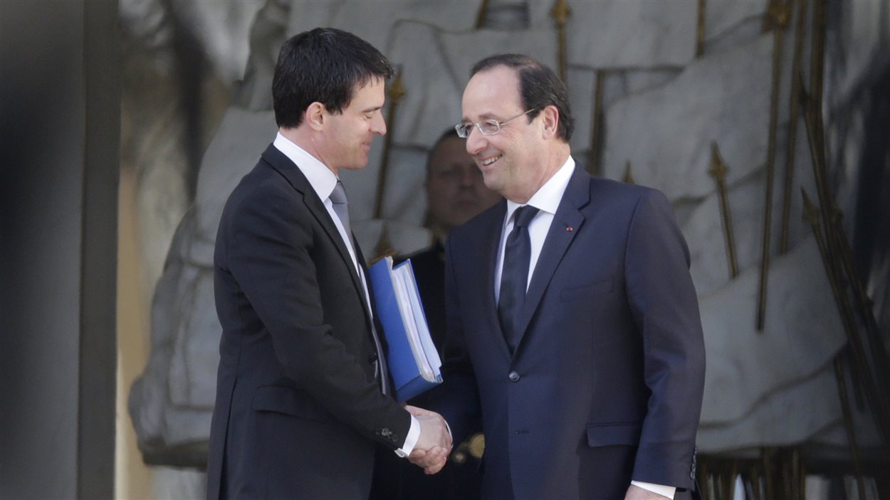 Le président François Hollande (droite) salue son nouveau premier ministre, Manuel Valls (gauche), devant l'Élysée à Paris le 2 avril 2014