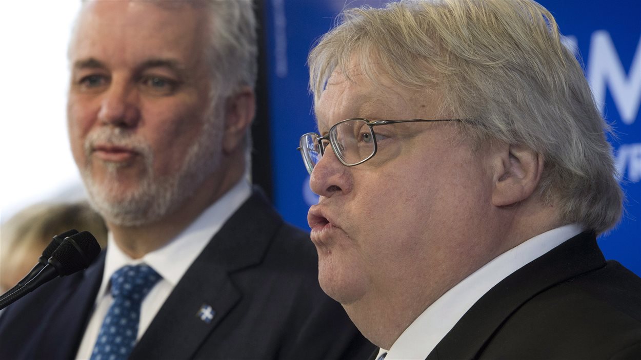 Le chef libéral, Philippe Couillard, et le candidat libéral dans La Pinière, Gaétan Barrette, à Trois-Rivières, le 2 avril