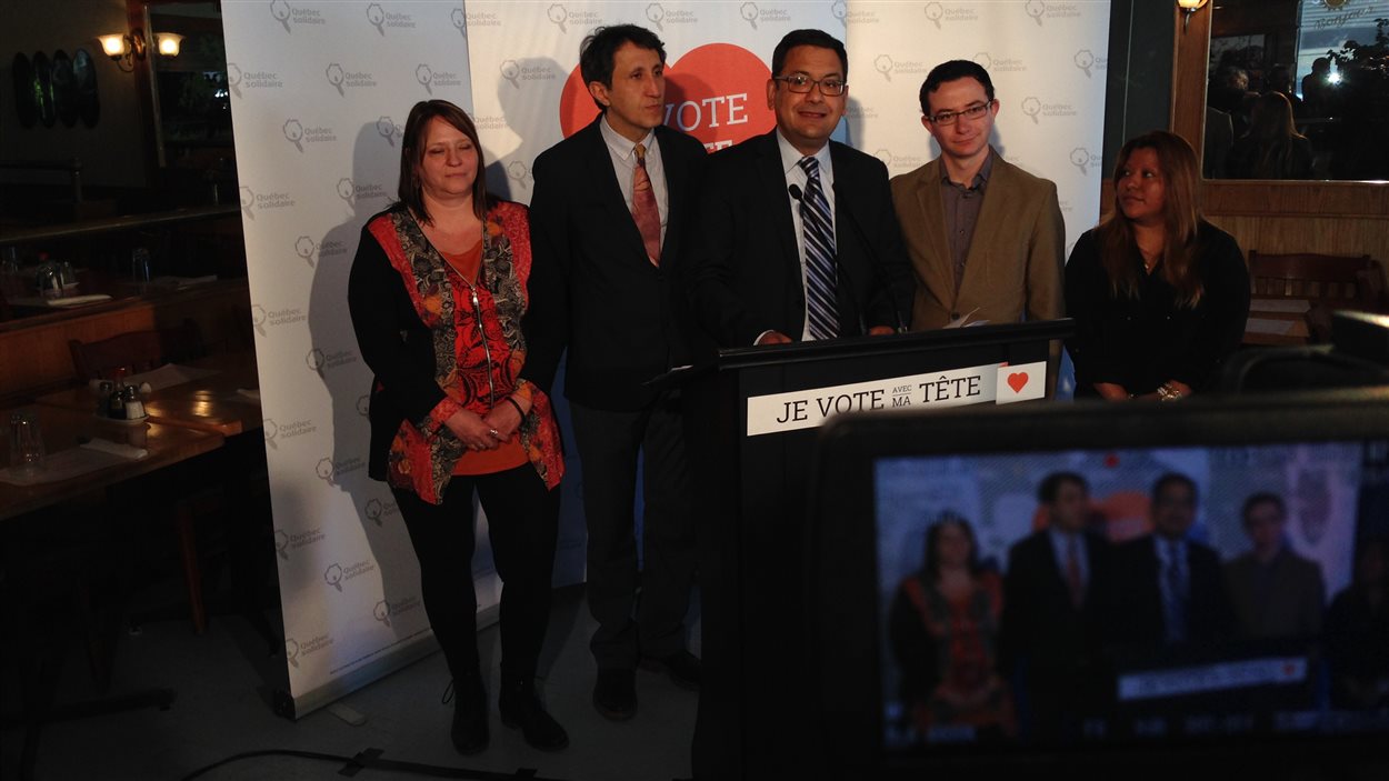 Andres Fontecilla et Amir Khadir entourés de candidats de Québec solidaire à Laval : Anik Paradis (Mille-Îles, à gauche), Nicolas Chatel-Launay (Laval-des-Rapides, deuxième à partir de la droite) et Melbi Jeanina Moran (Vimont, à droite).