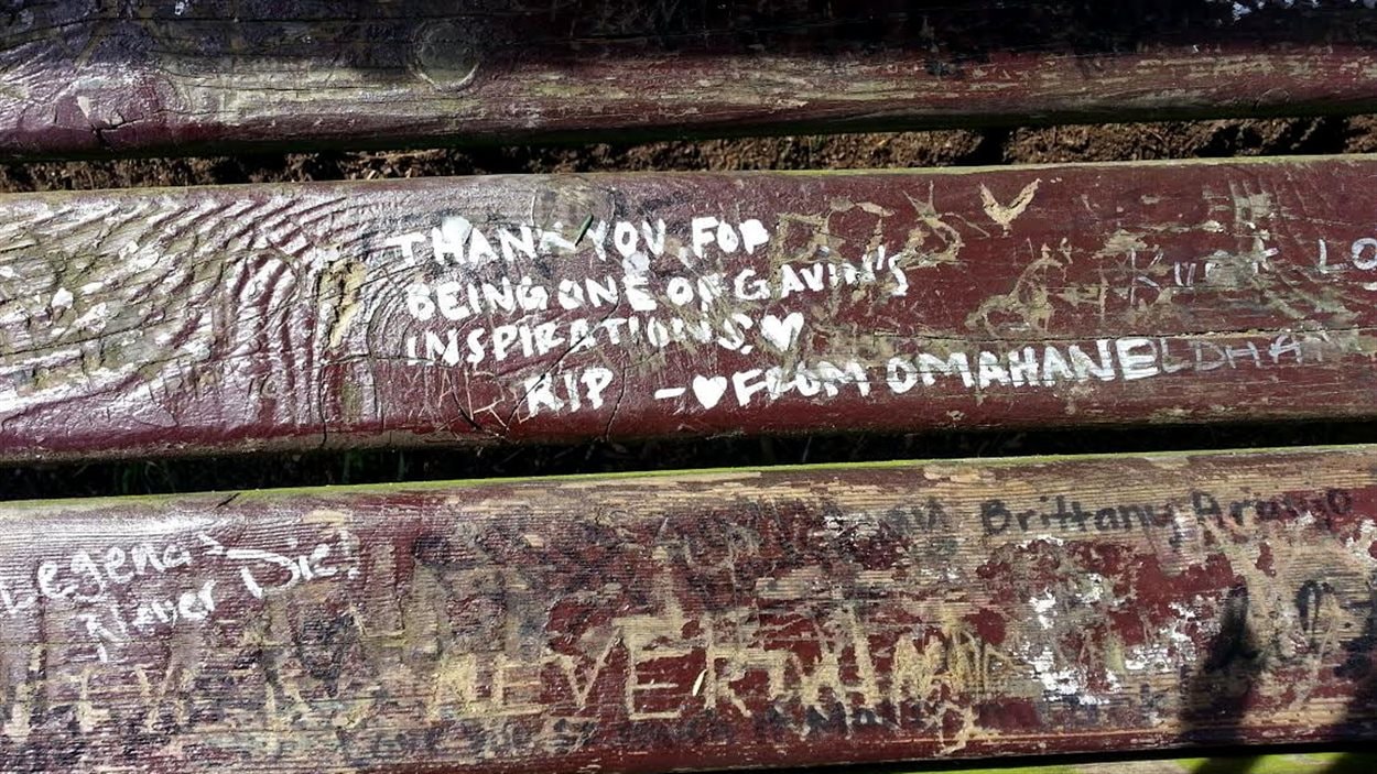 Des messages laissés par des admirateurs de Kurt Cobain et de Nirvana sur un banc du Viretta Park, à Seattle, tout près de la résidence du chanteur.