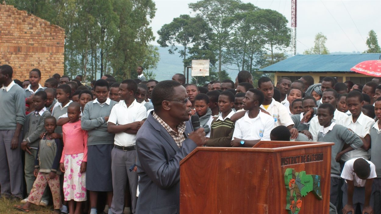 Le témoignage d'un survivant du génocide au Rwanda, le pasteur William Ndongozi, lors d'une cérémonie de commémoration à Kiziguro