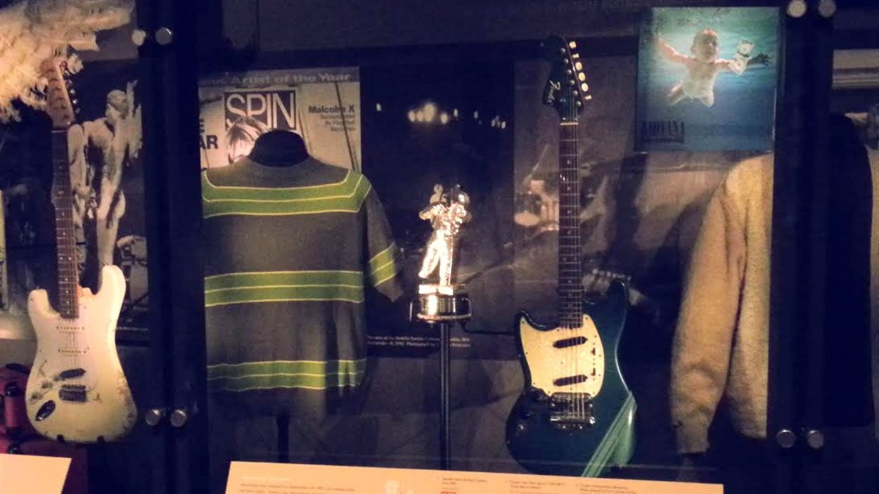 Au Experience Music Project Museum à Seattle, le chandail que Kurt Cobain a porté et la guitare avec laquelle il a joué dans le clip Smells like teen spirit, la chanson qui a révélé le groupe à l'échelle internationale.