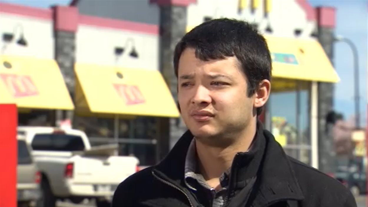 Tim Turcot, 21 ans, accorde une entrevue à Radio-Canada le 4 avril 2013 devant le restaurant McDonald's où il a postulé sans succès, même avec 4 ans d'expérience en restauration.