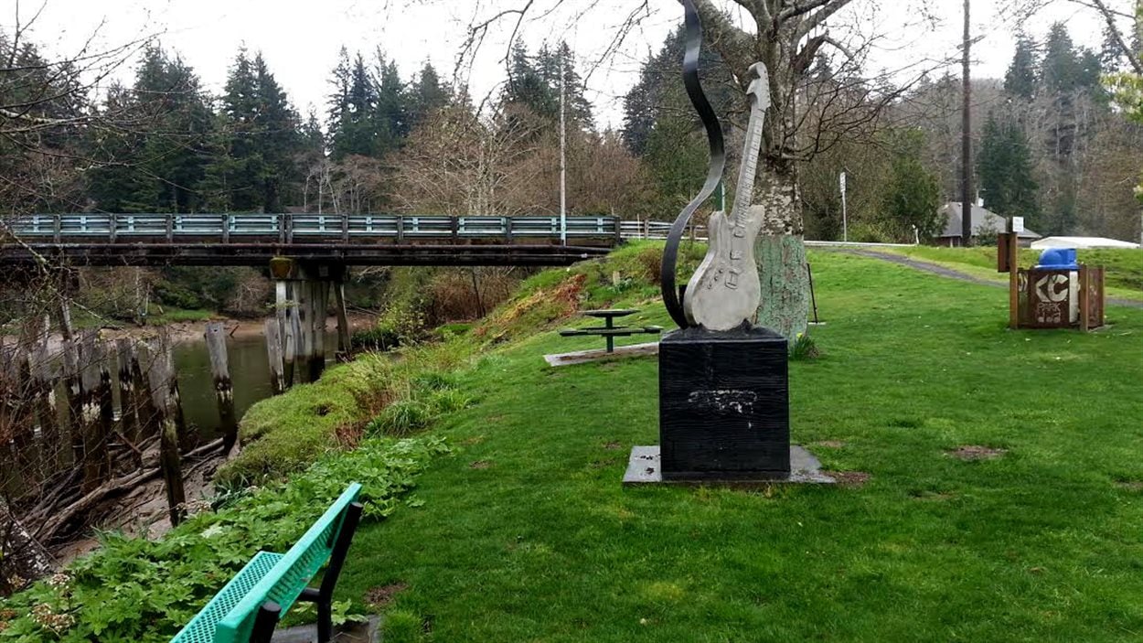 Le Kurt Cobain Memorial d'Aberdeen, créé par deux résidents de la ville, Tori Kovach et Denny Jackson