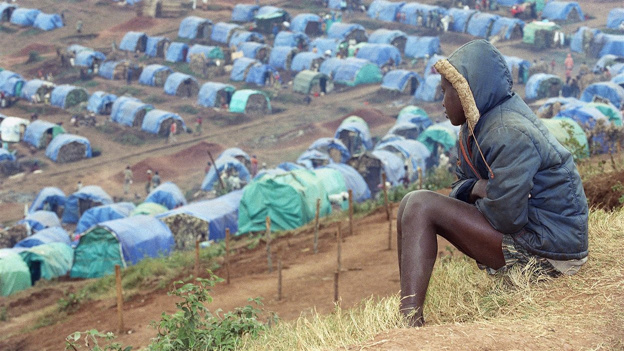 Une jeune Tutsie regarde le camp de réfugiés Nyarushishi, le 25 août 1994.