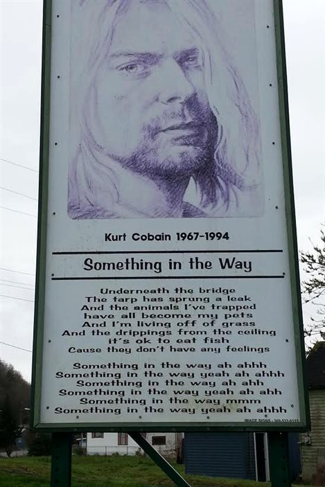 Un des panneaux installés au Kurt Cobain Memorial Park, à Aberdeen, et sur lequel sont inscrites les textes de la chanson Something in the way