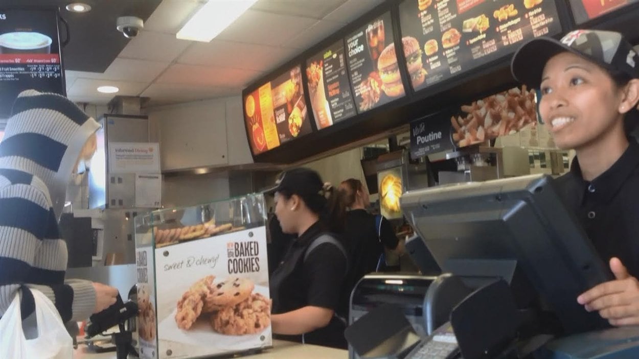 Des employés canadiens de cette franchise de McDonald's à Victoria se plaignent parce que leurs heures de travail diminuent pendant que celles de travailleurs étrangers temporaires philippins augmentent.