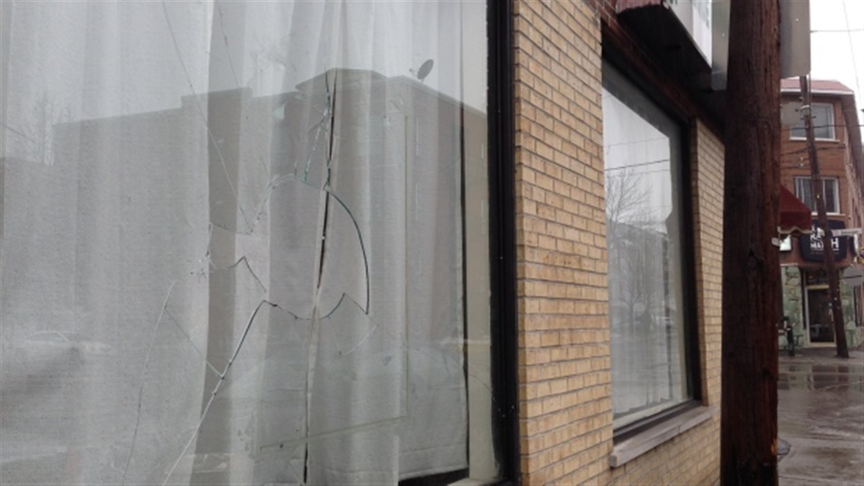 La vitrine brisée de la mosquée