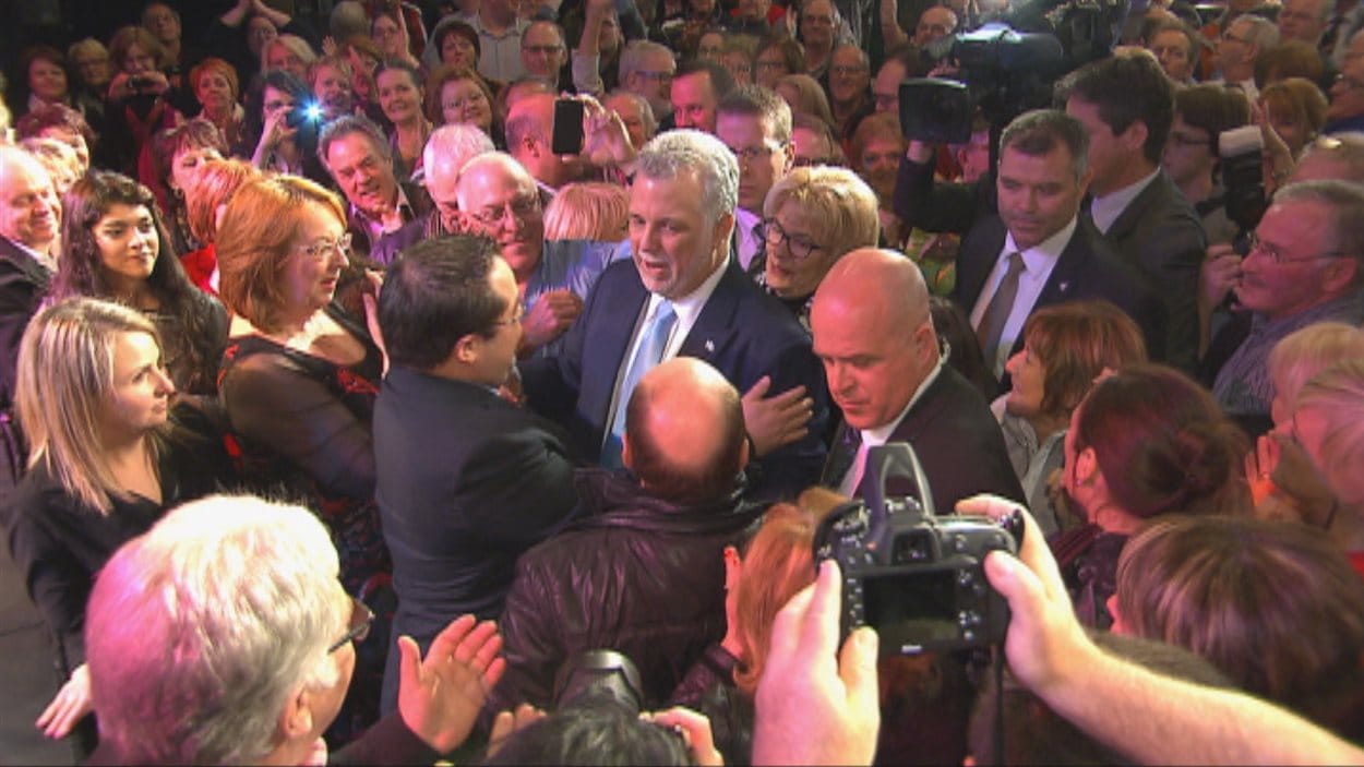 Philippe Couillard à travers la foule