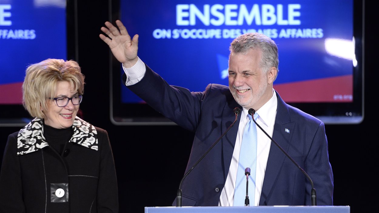 Le couple Couillard célèbre la victoire.