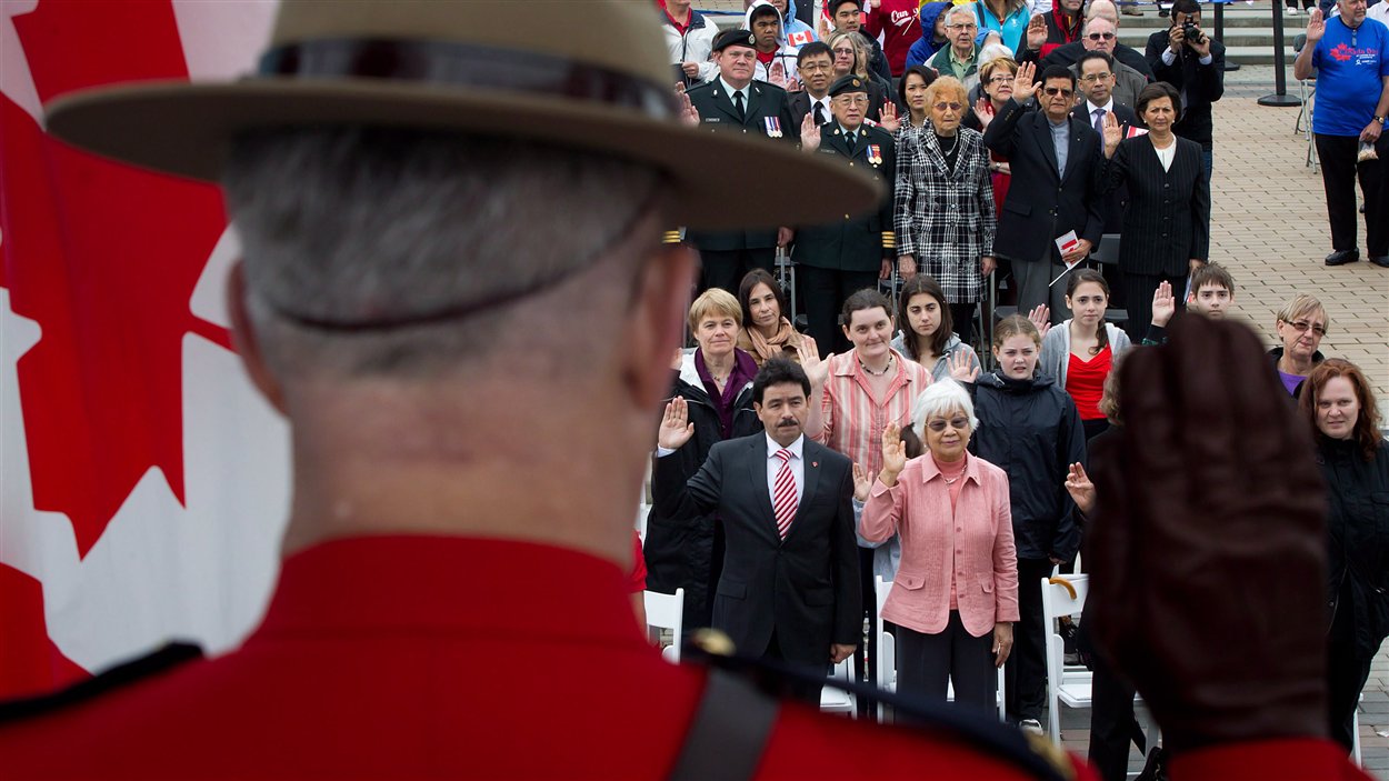 De nouveaux Canadiens prêtent serment lors d'une cérémonie de citoyenneté en 2012.
