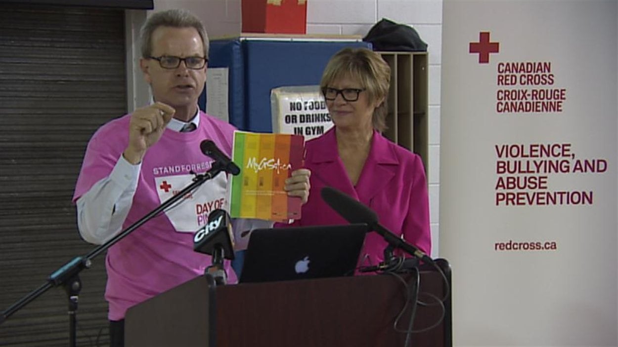 Le ministre de l'Éducation, James Allum, a présenté un guide de ressources contre l'intimidation, à l'école Lincoln de Winnipeg.