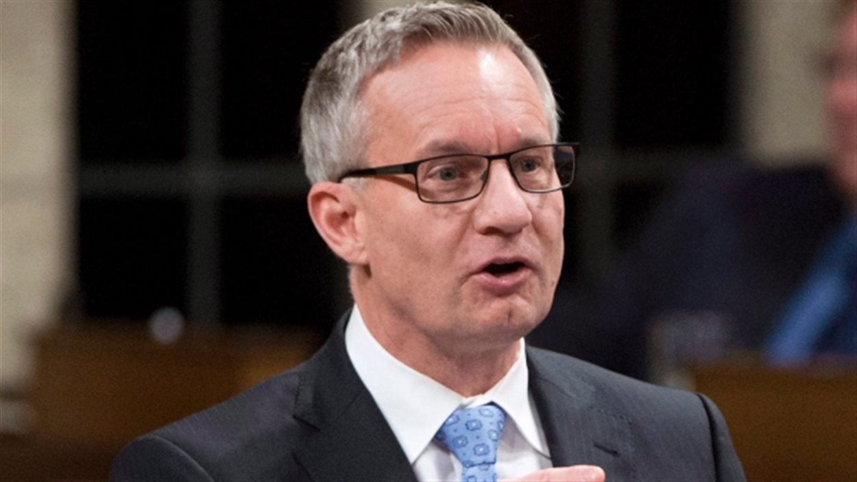 Le ministre du Commerce international, Ed Fast, aurait mimé le geste de tirer sur une députée, selon des néo-démocrates.