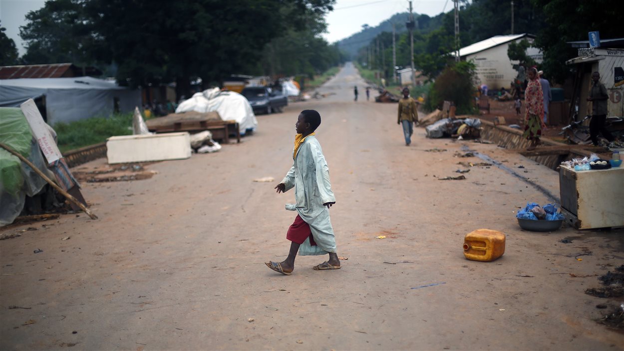 Un enfant marche dans une rue de Bangui le 10 avril 2014.