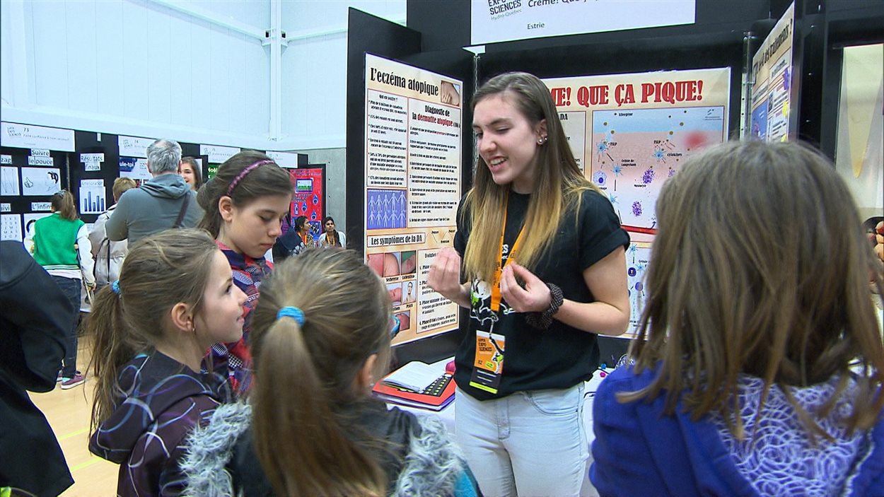 Les filles au Québec s'intéressent de plus en plus aux sciences.