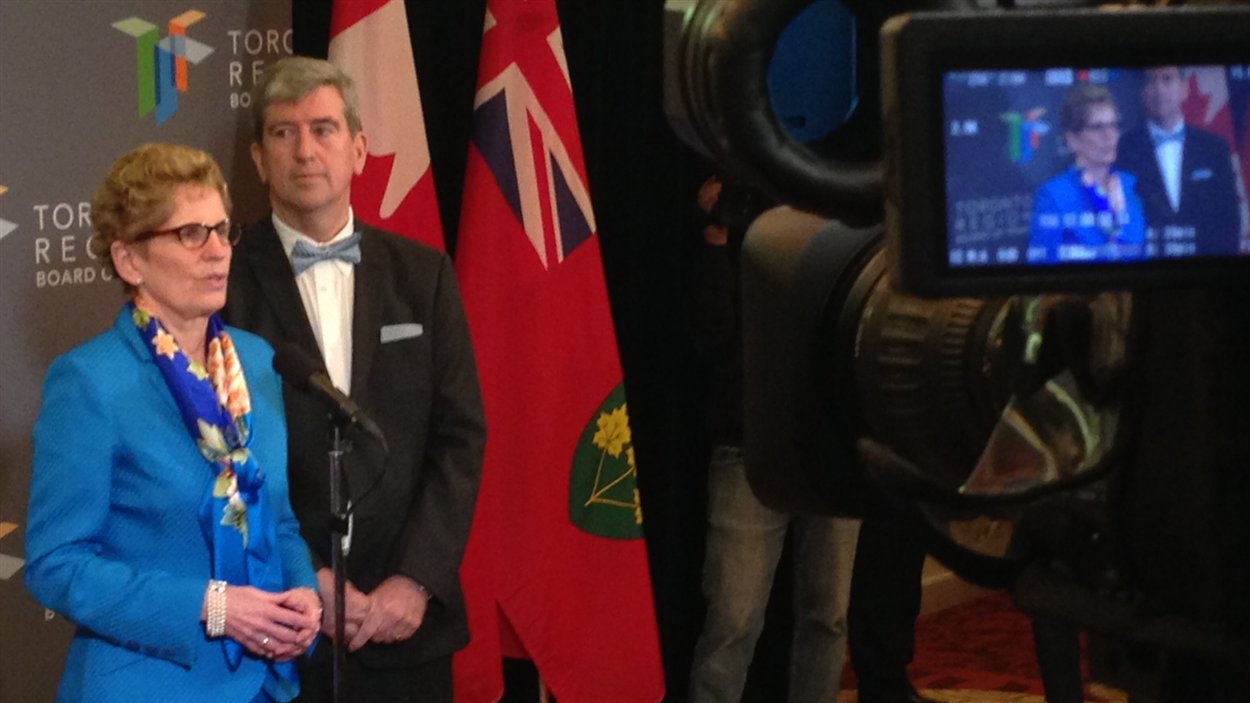 La première ministre Kathleen Wynne, lundi, en compagnie du ministre des Transports Glen Murray