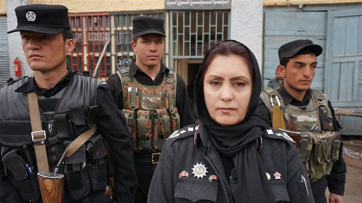 Jamila Bayaz entourée de collègues.