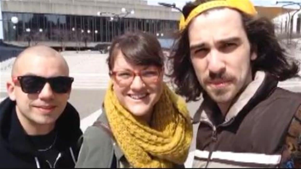 Le rappeur Shawn Jobin en compagnie de Véronique Poulin et Mario Lepage à Montréal.