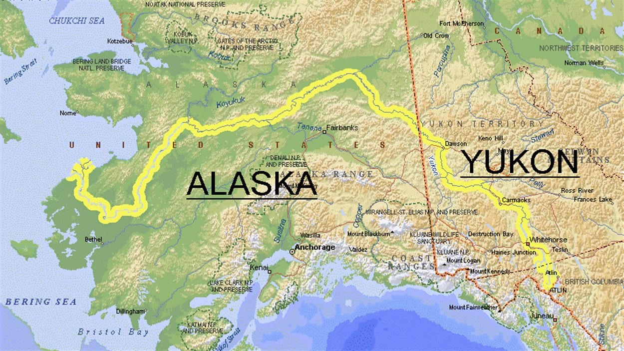 Le fleuve Yukon prend sa source en Colombie-Britannique, traverse le Yukon et l'Alaska avant de se jetter dans le détroit de Bering.