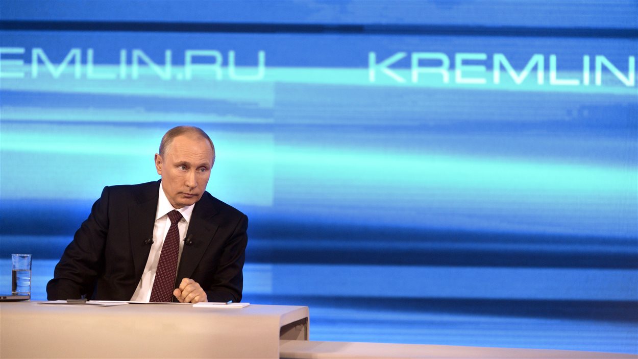 Le président russe, Vladimir Poutine, sur un plateau de télévision.