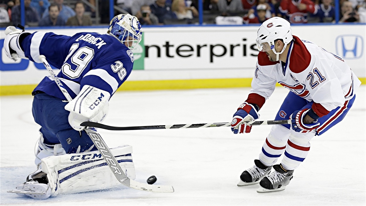 Anders Lindback stoppe le tir de Brian Gionta en échappée, en première période.