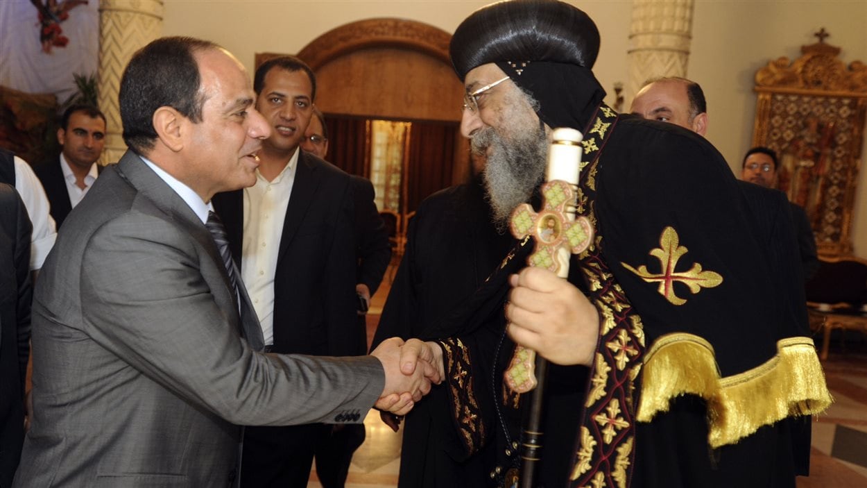 Le candidat à la présidence égyptienne Abdel-Fattah el-Sissi rend visite au pape Théodore II, au Caire.