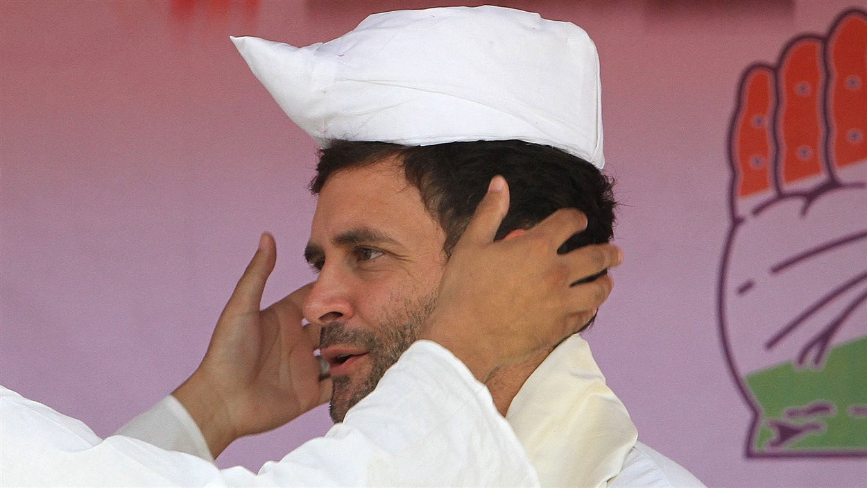 Rahul Gandhi, qui dirige le parti du Congrès, reçoit un chapeau traditionnel pendant un rassemblement à Nagaon.