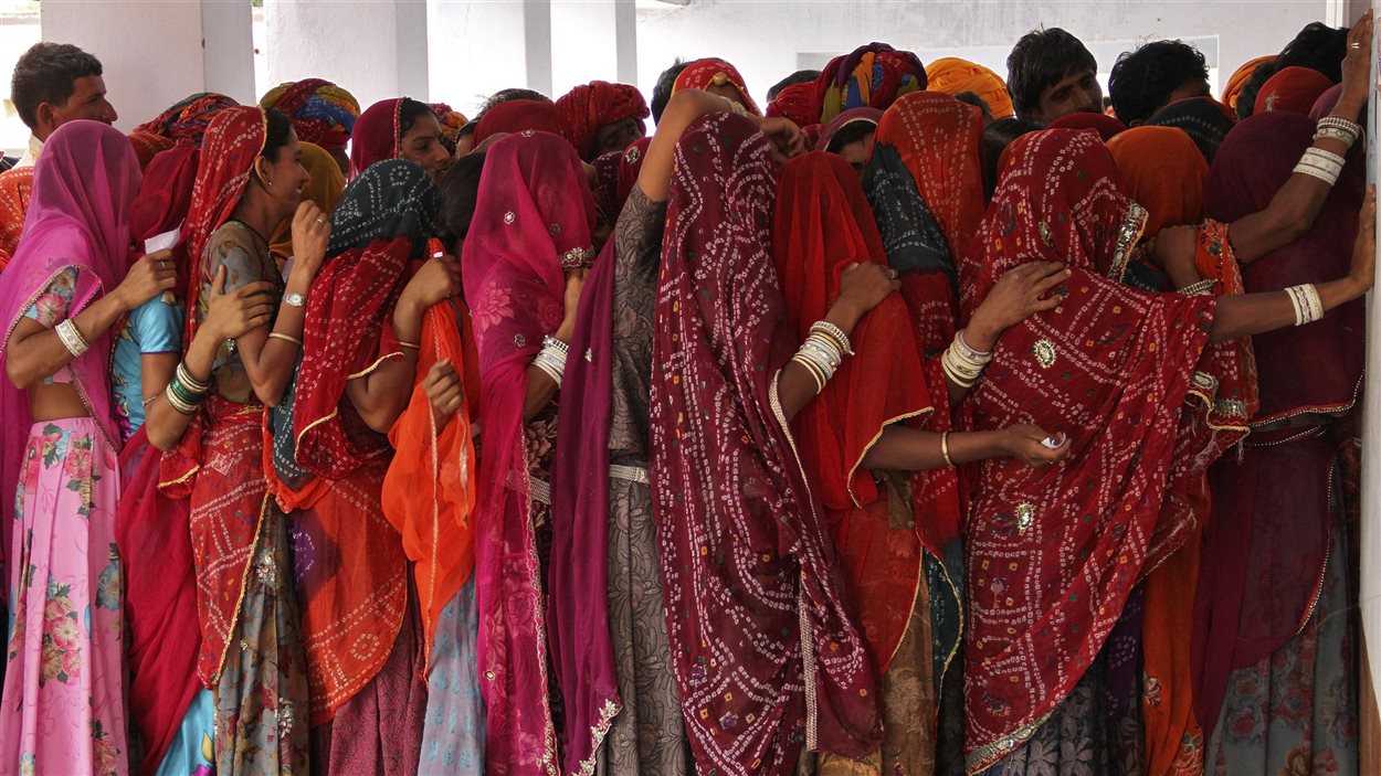 Des Indiens attendant en file pour voter à Palra, dans l'état désertique du Rajasthan, le 17 avril 2014