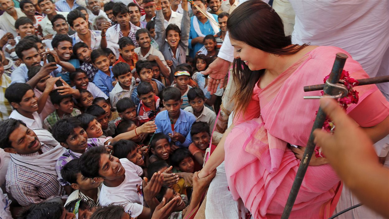 L'actrice Bollywood et candidate du parti du Congrès, Nagma, salue ses partisans près d'Allahabad, en Inde.