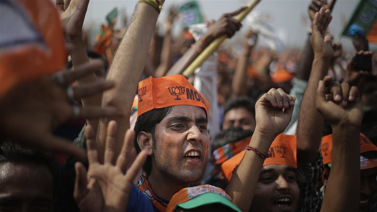 Un membre du principal parti d'opposition porte une casquette en appui au candidat Narendra Modi, à Nagaon.