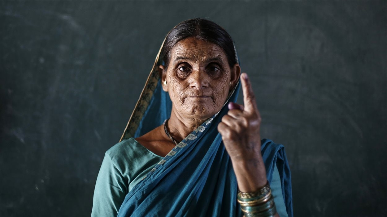Une Indienne montre son doigt taché d'encre après avoir voté à Kamshet, dans l'ouest de l'Inde, le 17 avril 2014