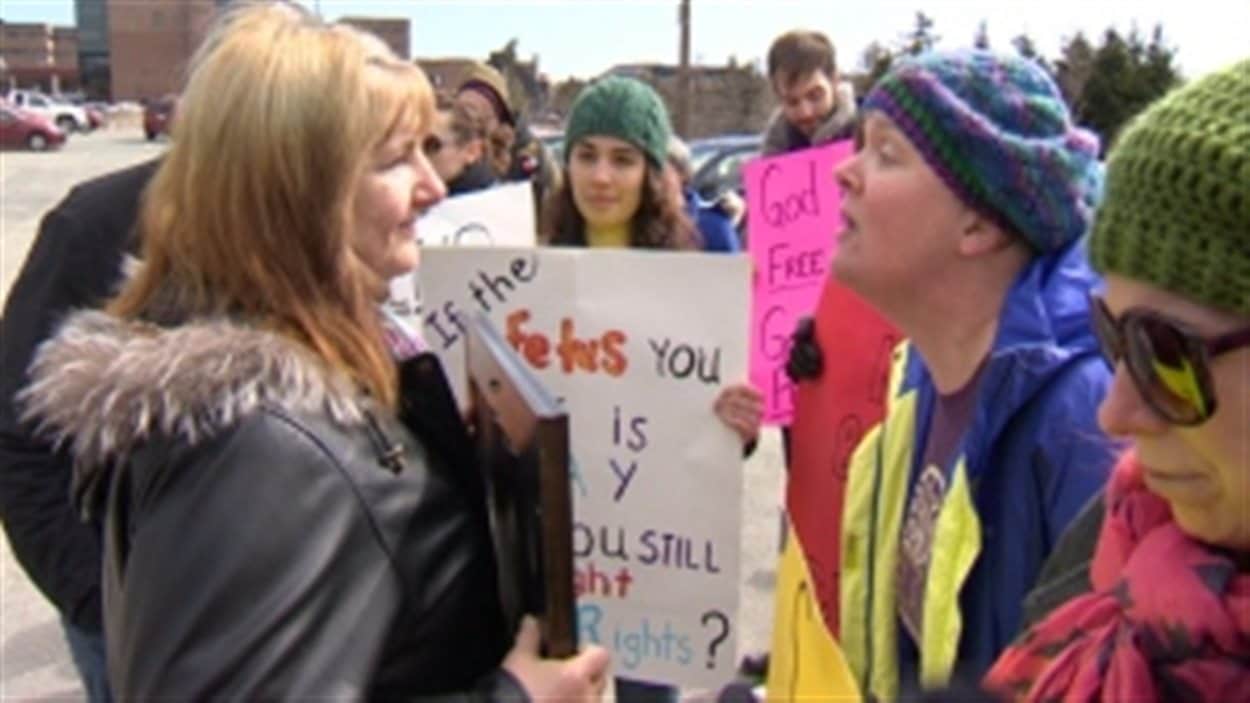 Une manifestante anti-avortement confronte une femme pro-choix à Saint-John's, le 18 avril.
