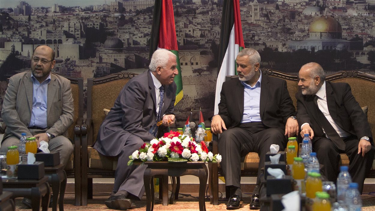 Le leader adjoint du Hamas, Musa Abu Mazuk, le chef de la délégation de l’OLP, Azzam al-Ahmad, le premier ministre de Gaza, Ismail Haniya, et le leader parlementaire du Parlement palestinien, Ahmad Bahar, se sont rencontrés à Gaza.